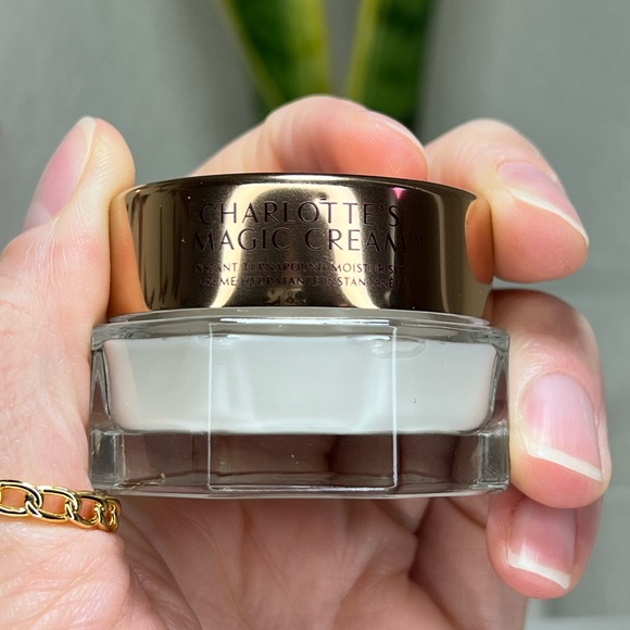 Charlotte Tilbury Magic Cream .50 oz - RETAIL $30 - Picture 6 of 8